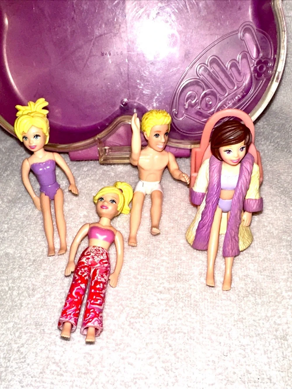 Vintage 7- Assorted Polly Pocket  dolls with case
